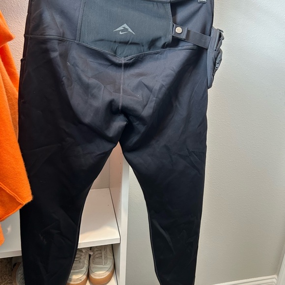 NIKE TRAIL LEGGINGS WITH ALL THE CUTE DETAILS - Picture 4 of 4